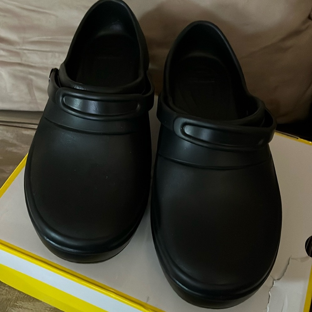 Black narrow crocs